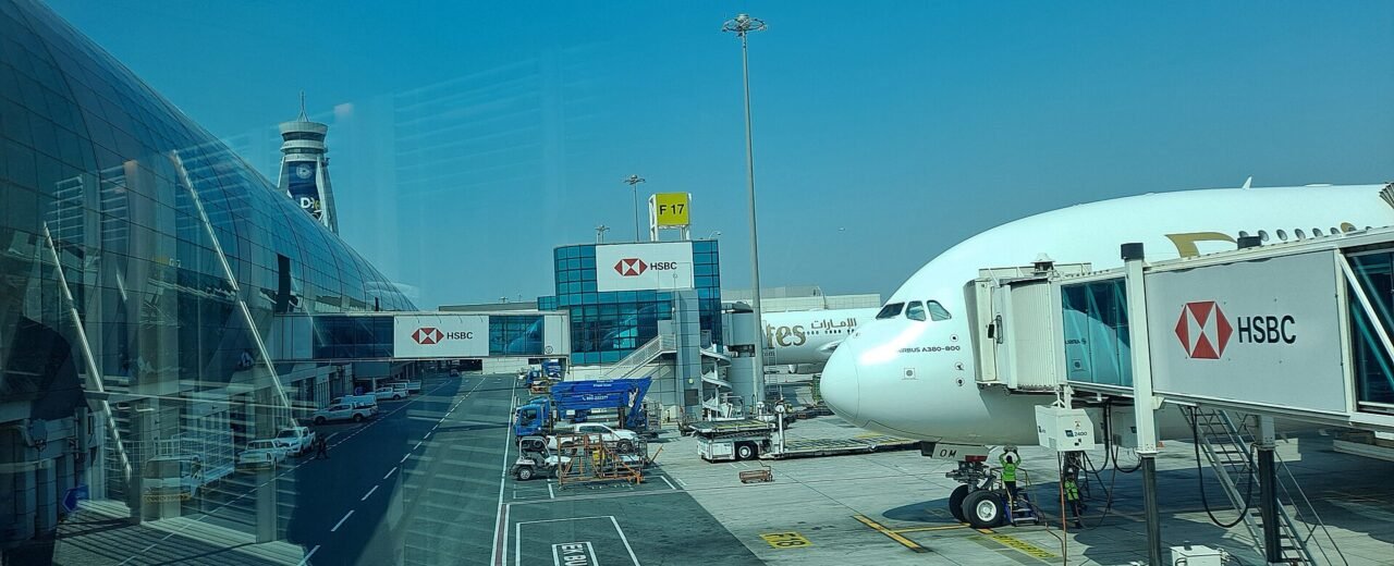 Hoe lang vlieg je naar Dubai? Vliegtijden, luchthavens en wat je merkt