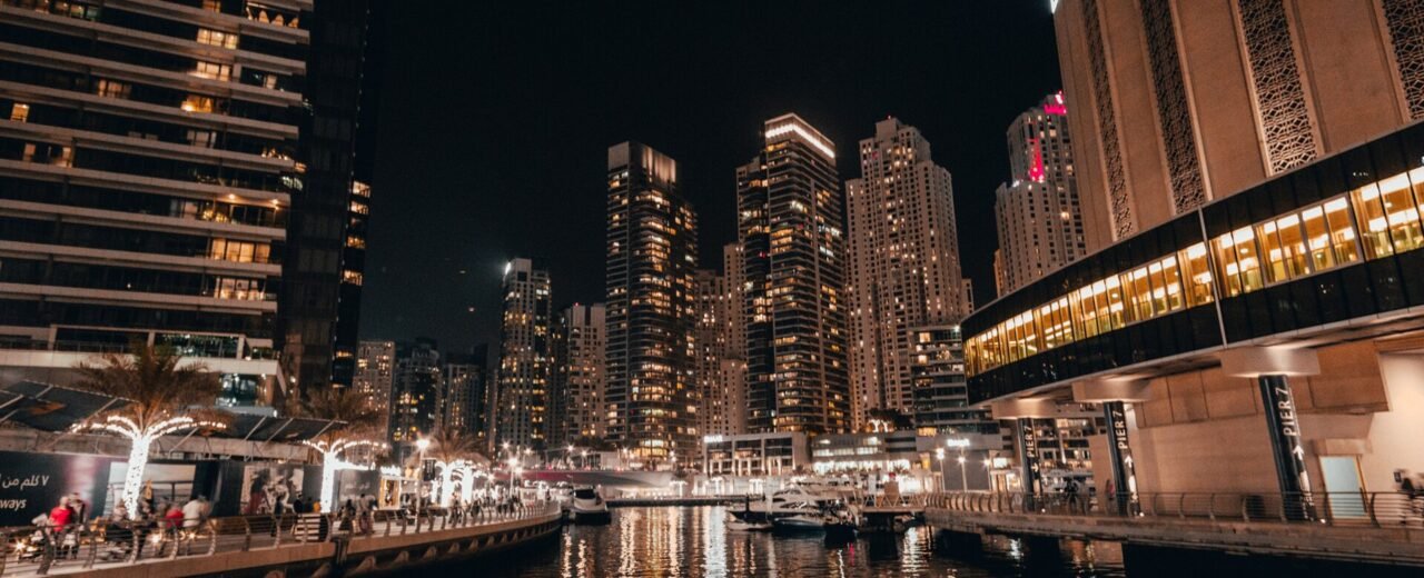 Nachtleven in Dubai: waar het gebeurt en welke regels er gelden