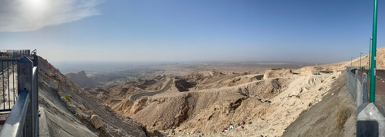 Kronkelende bergweg omhoog naar de top van Jebel Hafeet bij Al Ain