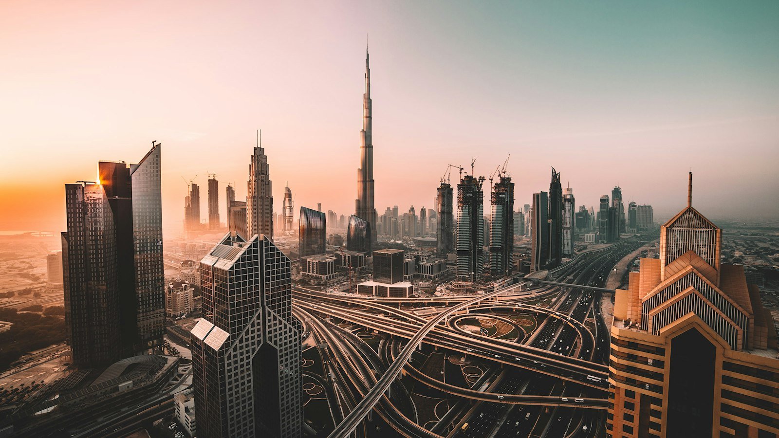 Skyline van Dubai bij zonsondergang
