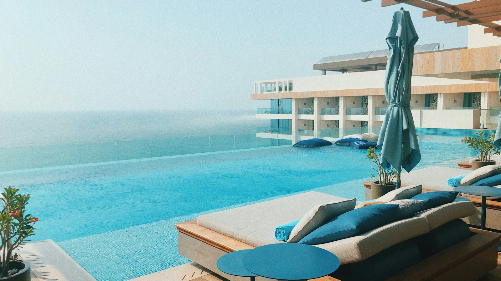 Infinityzwembad met ligbedden en uitzicht over zee bij een luxe resort in Dubai