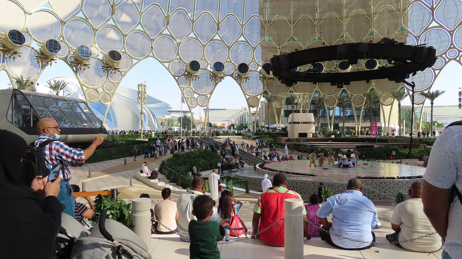 Koepel van Al Wasl Plaza boven het centrale plein van Expo City Dubai