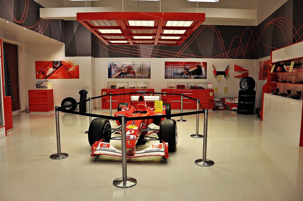 Het rode golvende dak van Ferrari World op Yas Island in Abu Dhabi