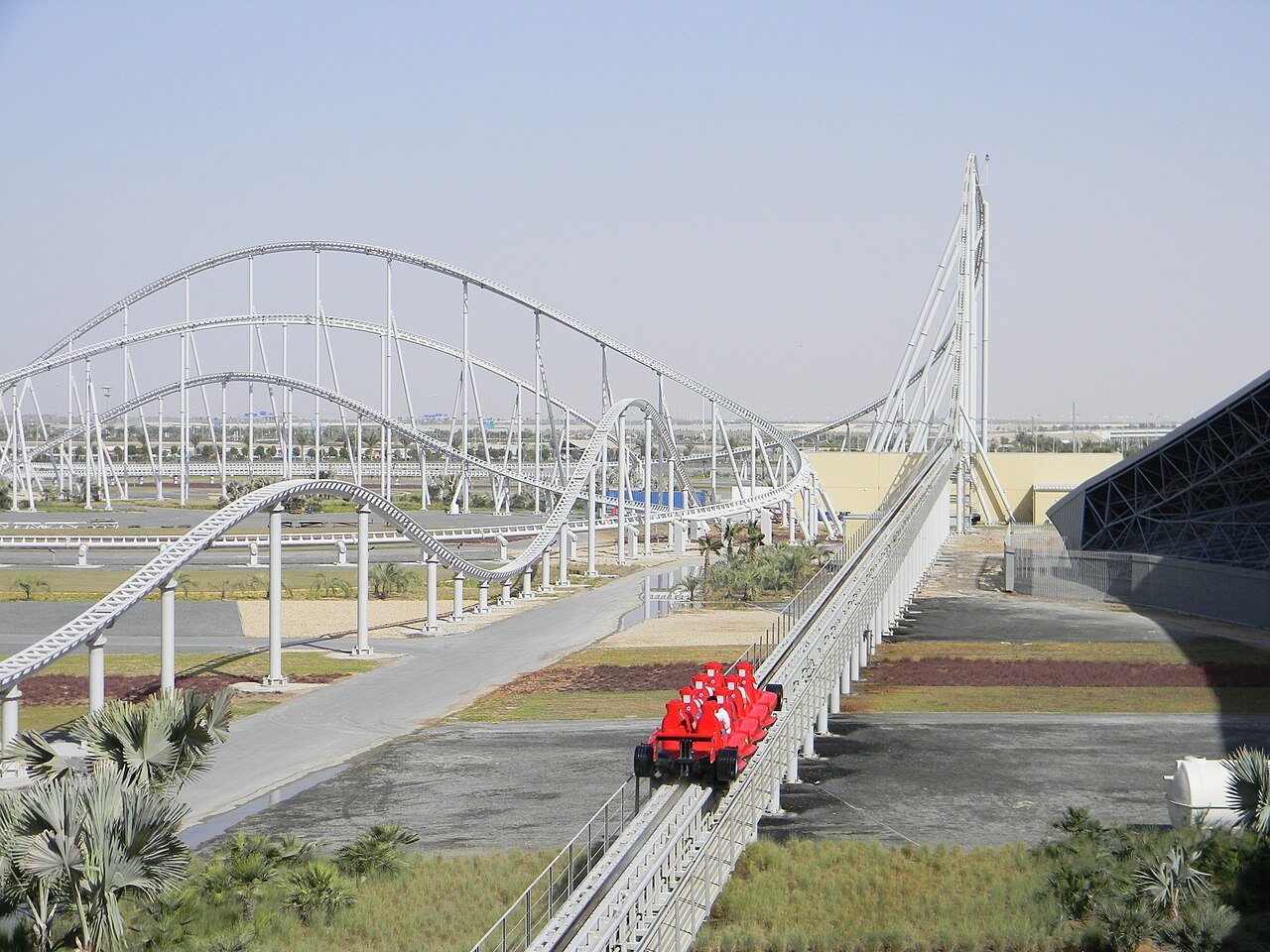 Achtbaanbaan van Formula Rossa slingert langs het parkgebouw in Abu Dhabi