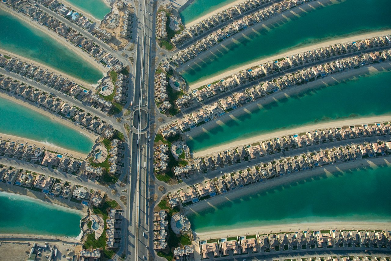 Palm Jumeirah van bovenaf met de takken van het kunstmatige eiland
