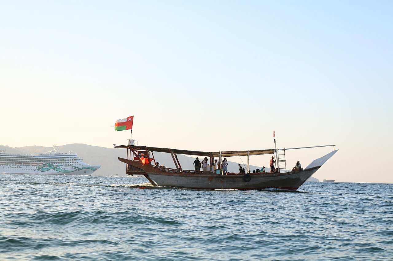 Houten dhow ligt afgemeerd voor de kust bij Khasab in Oman
