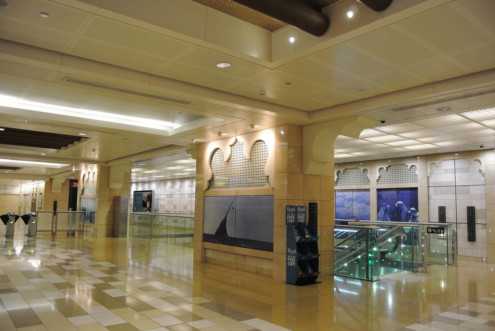 Reizigers kopen een vervoerskaart bij een automaat in een metrostation in Dubai