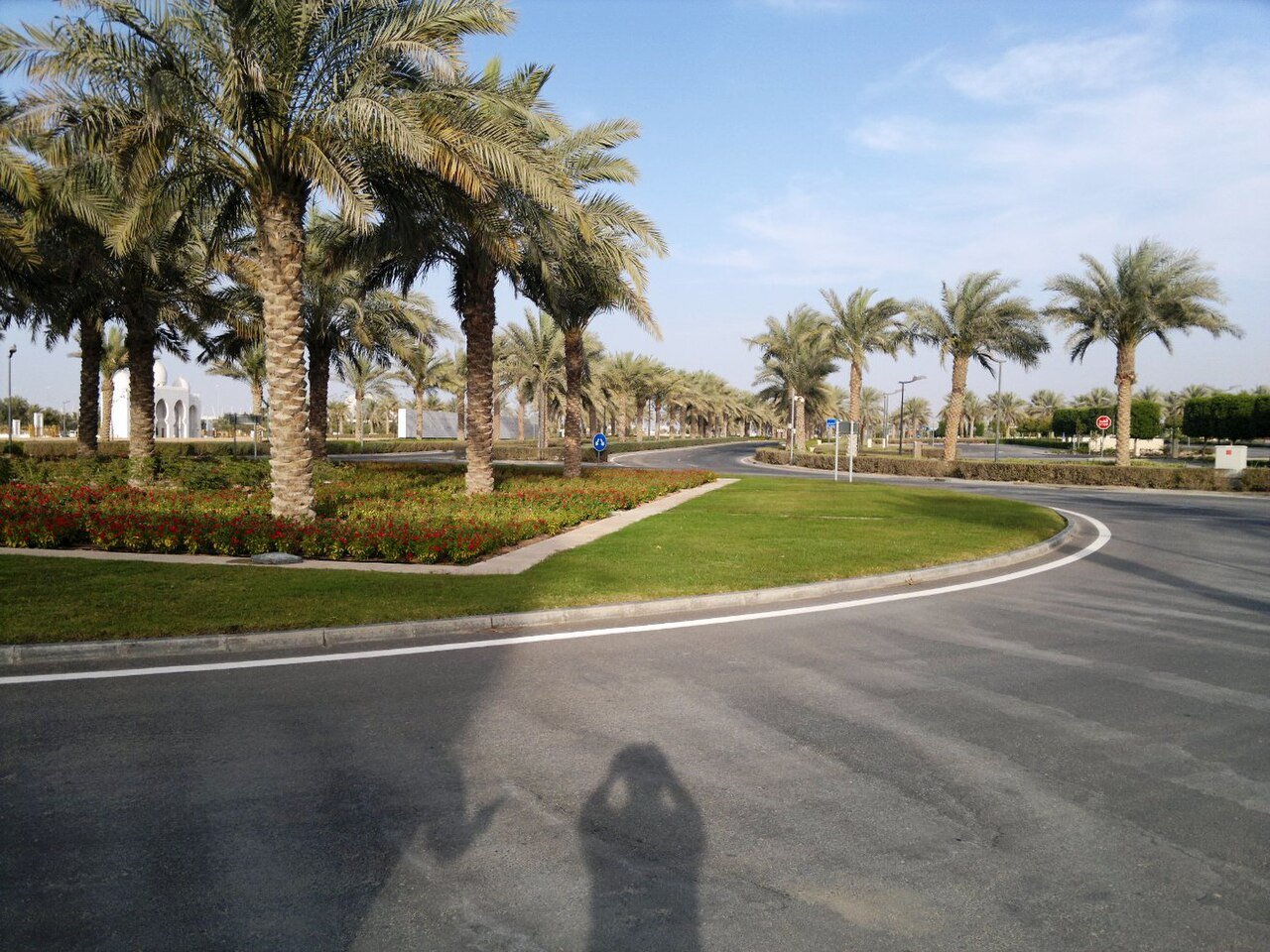 Witte koepels en minaretten van de Sheikh Zayed Moskee in Abu Dhabi