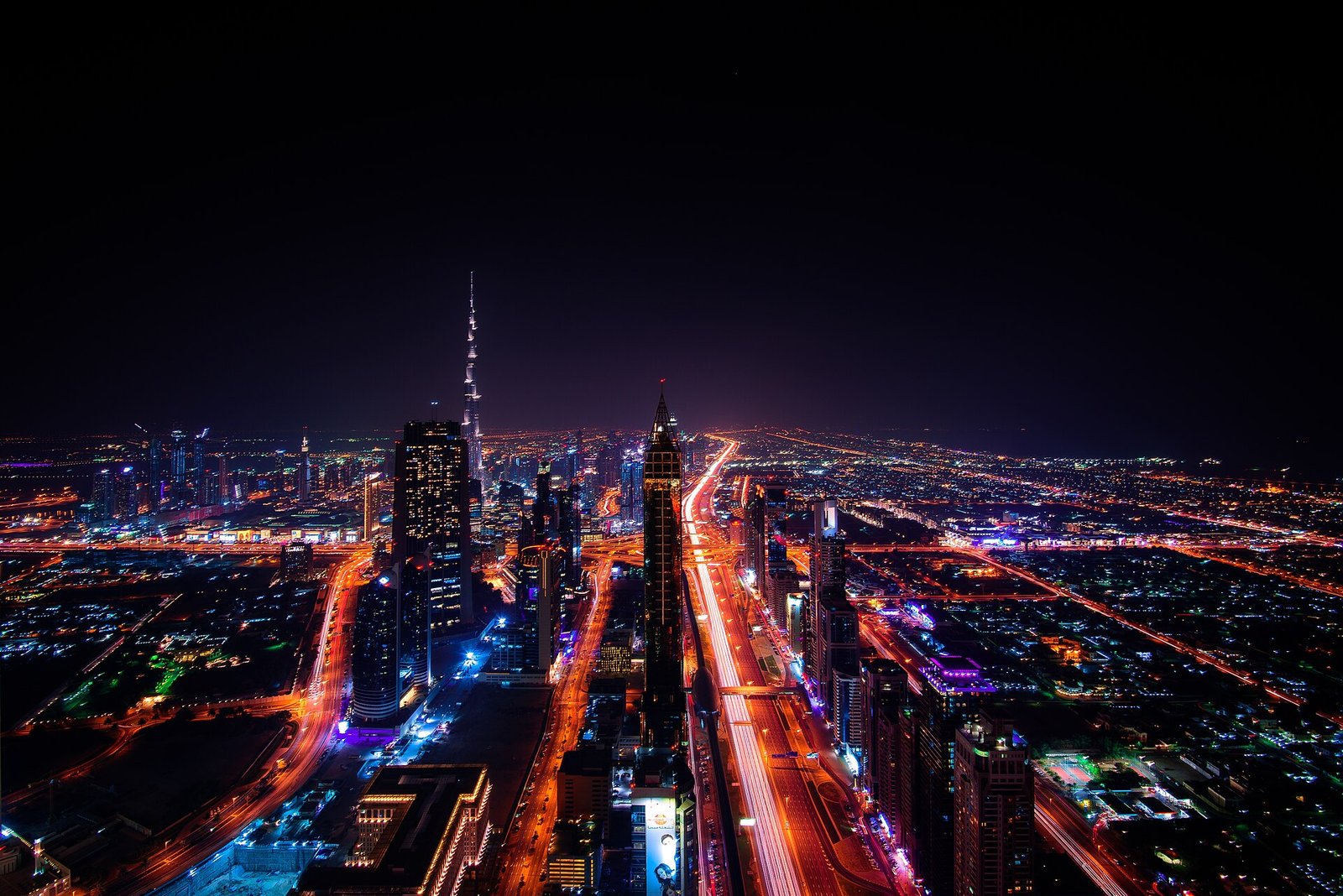 De twee gebogen torens van Address Sky View boven Downtown Dubai