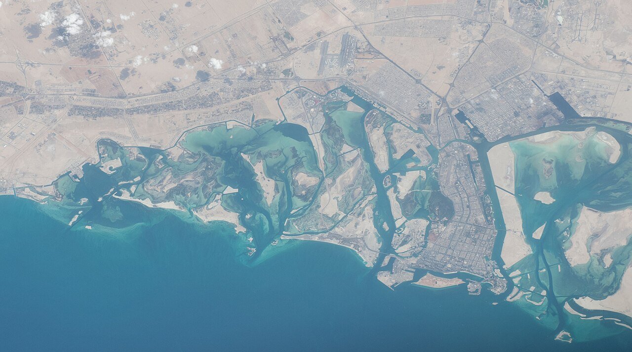 Luchtfoto van Yas Island met de pretparken en het circuit in Abu Dhabi