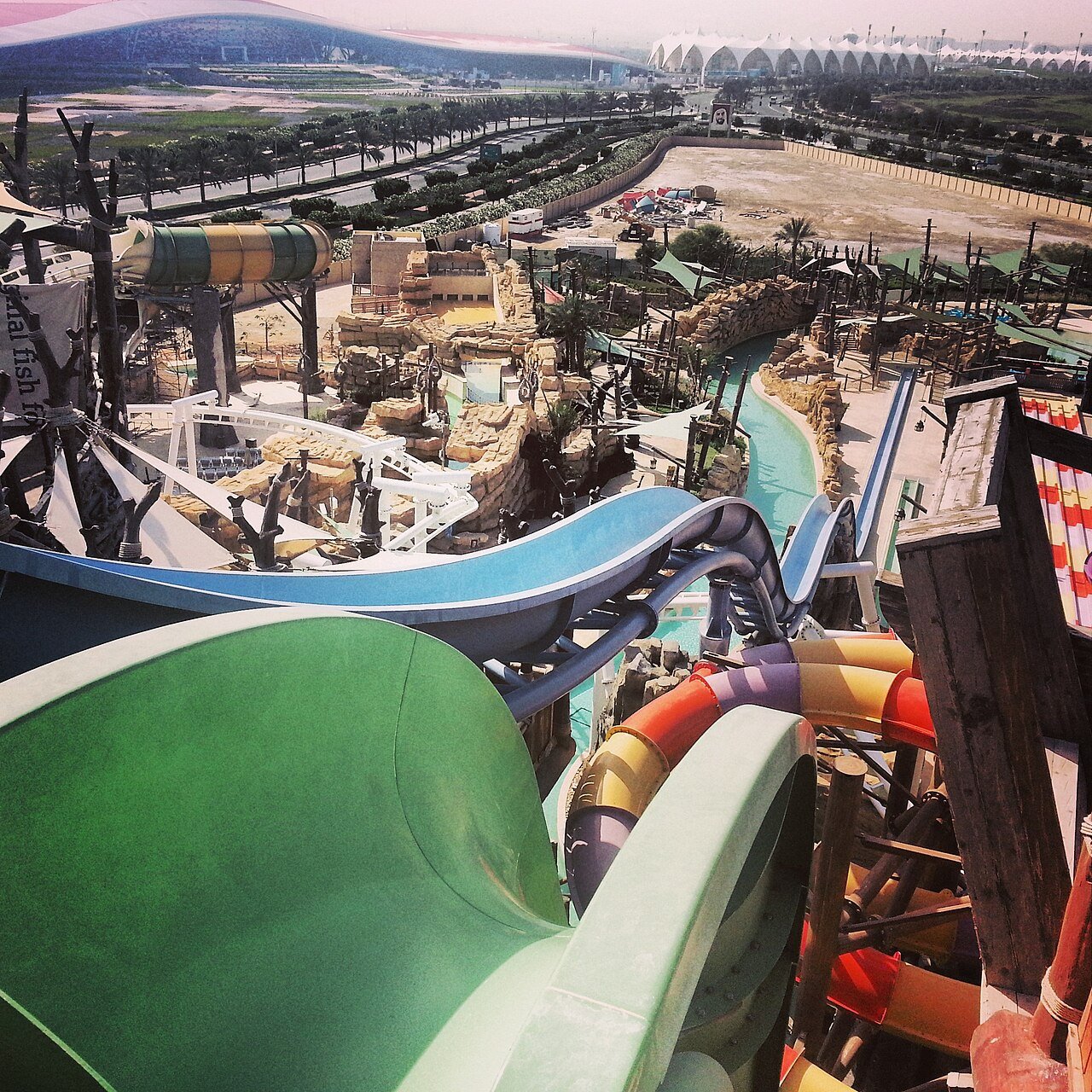 Kleurrijke waterglijbanen van Yas Waterworld onder de zon in Abu Dhabi